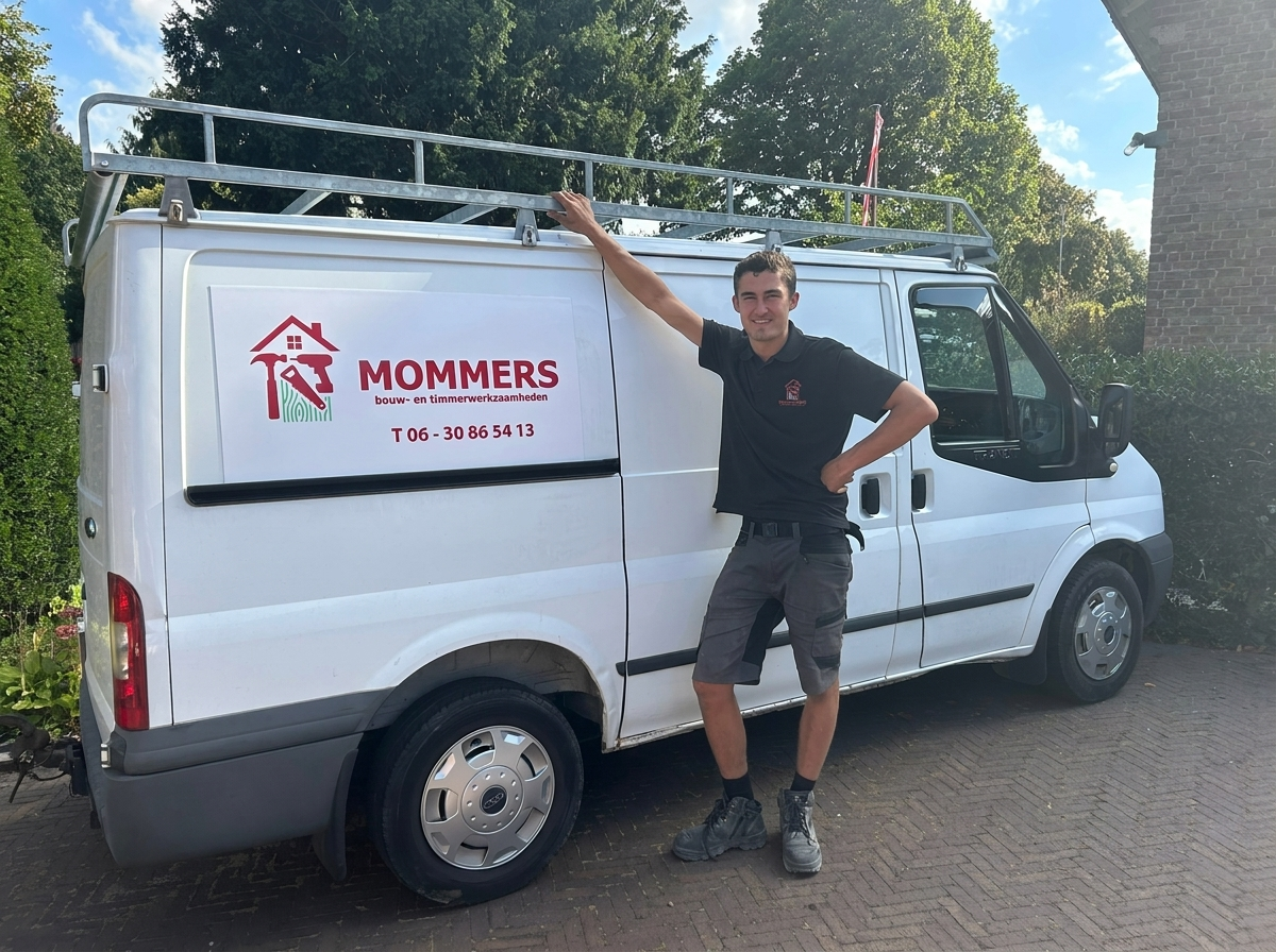 Rens Mommers met bedrijfsbus